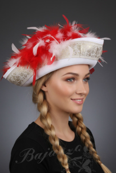 Weißer Mariechenhut mit rot-weißem Federnest